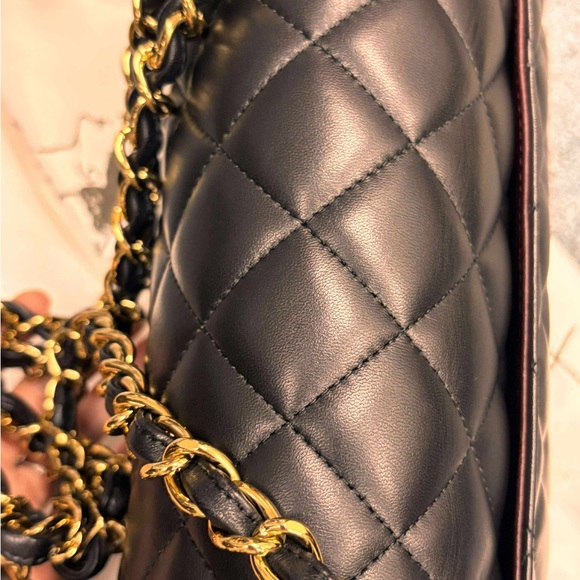 Authentic Lambskin Jumbo Classic Double Flap Bag GHW - Picture 16 of 16